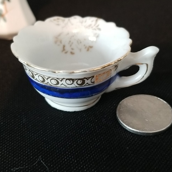 Vintage bundle of six miniature porcelain dishes. - Picture 2 of 7